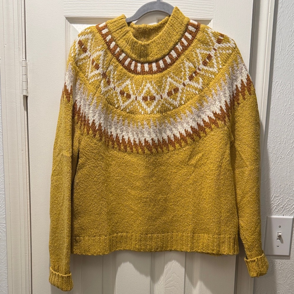 American Eagle Outfitters Mustard and White Turtleneck Sweater